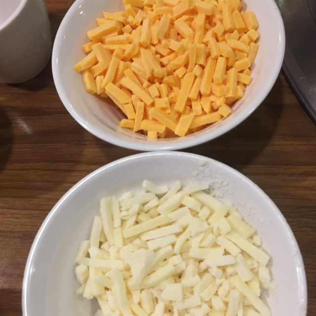 チーズはチェダーチーズとモッツァレラチーズの2種類